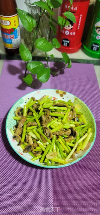 蘑菇肉丝炒蒜薹的做法步调：12