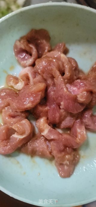 蘑菇肉丝炒蒜薹的做法步调：3