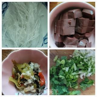 猪血酸菜粉丝汤的做法步调：1