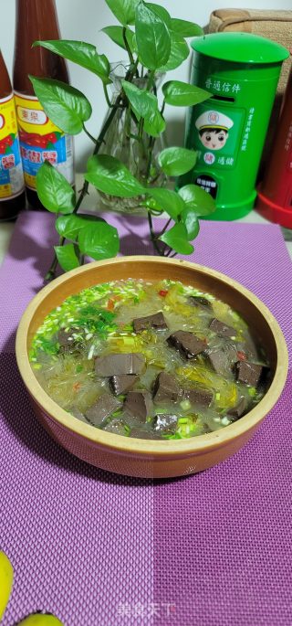 猪血酸菜粉丝汤的做法步调：11