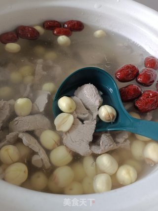 肥肉莲子汤的做法步调：6