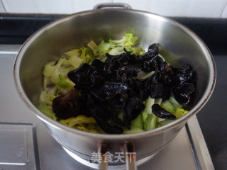 西芹木耳炒肉片的做法步调：7