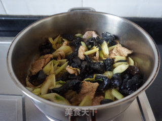 西芹木耳炒肉片的做法步调：10