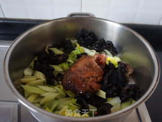 西芹木耳炒肉片的做法步调：9
