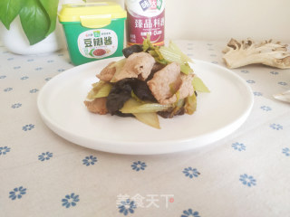 西芹木耳炒肉片的做法步调：11