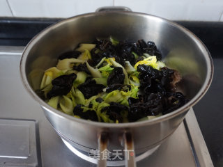 西芹木耳炒肉片的做法步调：8