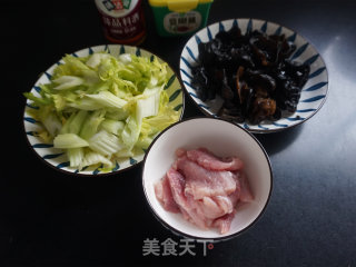 西芹木耳炒肉片的做法步调：1