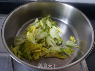 西芹木耳炒肉片的做法步调：5