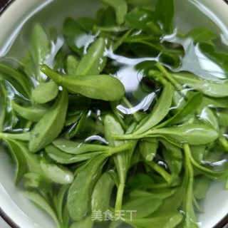 木耳养心菜拌虾仁的做法步调：2