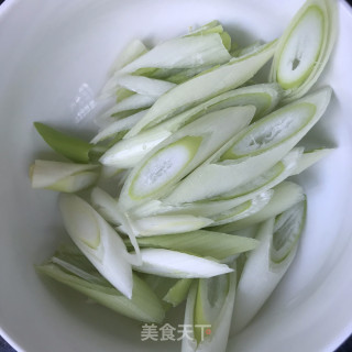 年夜葱青椒炒肥牛的做法步调：2