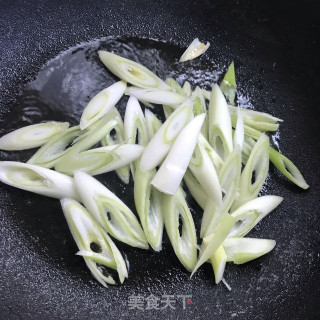 年夜葱青椒炒肥牛的做法步调：6