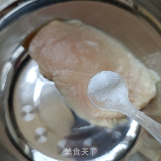 鸡胸肉三明治的做法步调：1