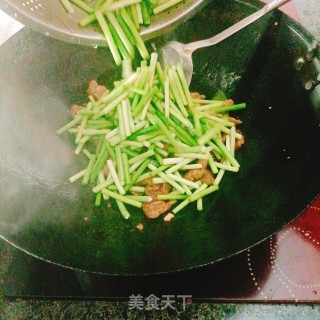 猪油渣炒蒜苗的做法步调：4