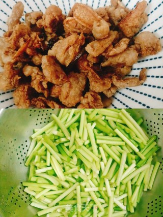 猪油渣炒蒜苗的做法步调：1