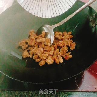 猪油渣炒蒜苗的做法步调：3