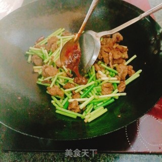 猪油渣炒蒜苗的做法步调：5