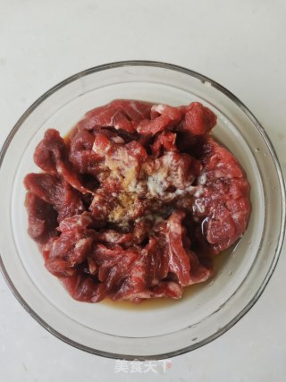 牛肉辣利剑菜炒年糕的做法步调：1