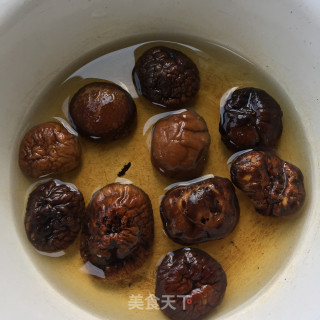 菌菇烧草鸡的做法步调：3