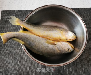 白烧黄鱼的做法步调：1