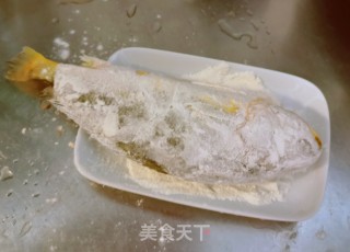 白烧黄鱼的做法步调：3