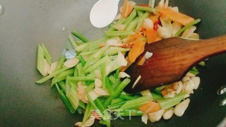 西芹炒百开的做法步调：6