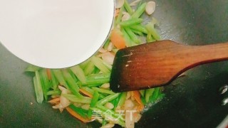 西芹炒百开的做法步调：7