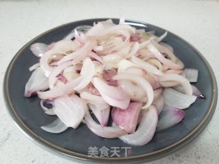 浑炒洋葱的做法步调：3