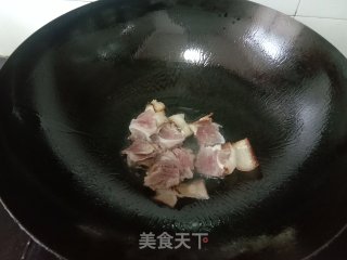 蒜苔喷鼻干炒腊肉的做法步调：3