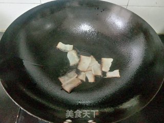蒜苔喷鼻干炒腊肉的做法步调：2
