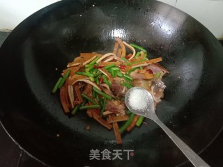 蒜苔喷鼻干炒腊肉的做法步调：7