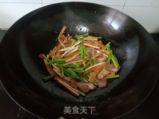 蒜苔喷鼻干炒腊肉的做法步调：6