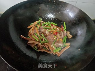 蒜苔喷鼻干炒腊肉的做法步调：8