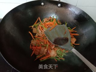 青椒胡萝卜炒肉的做法步调：7