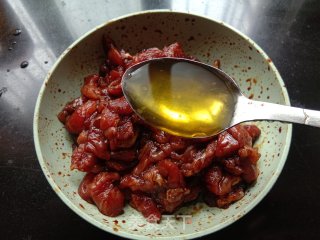 青椒胡萝卜炒肉的做法步调：3
