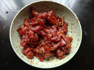 青椒胡萝卜炒肉的做法步调：2