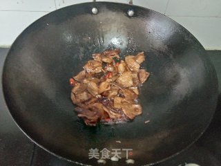 喷鼻菜炒回锅肉的做法步调：5