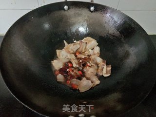 喷鼻菜炒回锅肉的做法步调：4