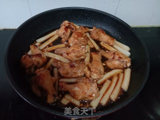 年糕烧鸡翅根的做法步调：8