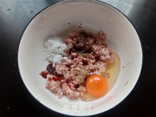 茼蒿猪肉丸的做法步调：3