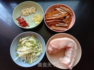 喷鼻干芹菜炒回锅肉的做法步调：1