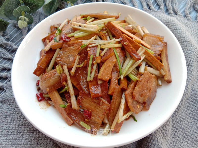 喷鼻干芹菜炒回锅肉的做法
