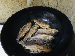 喷鼻酥鲫鱼的做法步调：4