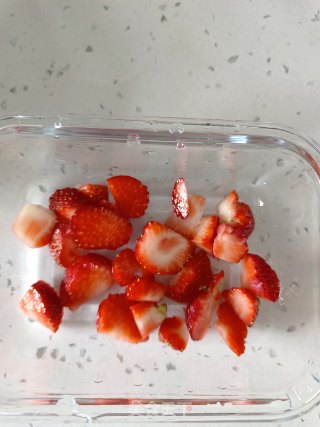 草莓酸奶盒子的做法步调：2