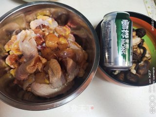 喷鼻菇啤酒焖鸡的做法步调：1