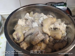 喷鼻菇啤酒焖鸡的做法步调：3