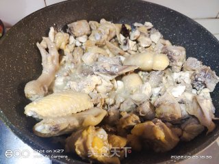 喷鼻菇啤酒焖鸡的做法步调：5