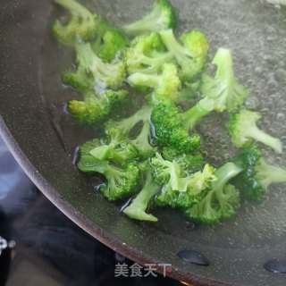 木耳西兰花拌鹅蛋的做法步调：1