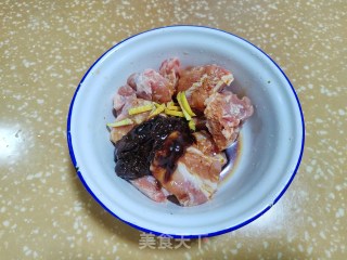 喷鼻芋蒸排骨的做法步调：2