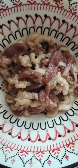 青白椒炒肉丝的做法步调：2