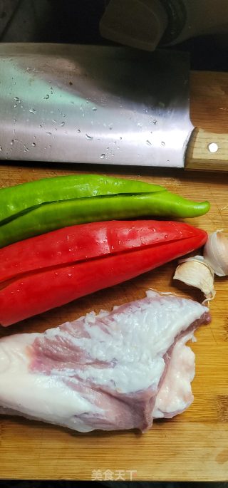 青白椒炒肉丝的做法步调：1
